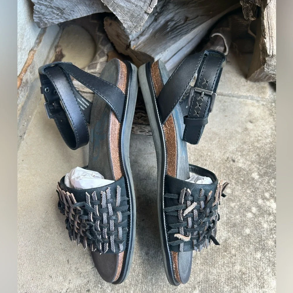 OTBT Voyage Stylish Black leather Sandals w/unique Woven detail NWOB Sz-6.5. P